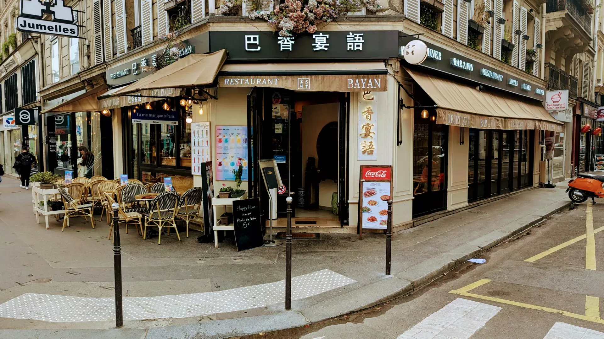 La devanture de BAYAN Rivoli à l'angle de la rue, son enseigne verte et sa terrasse